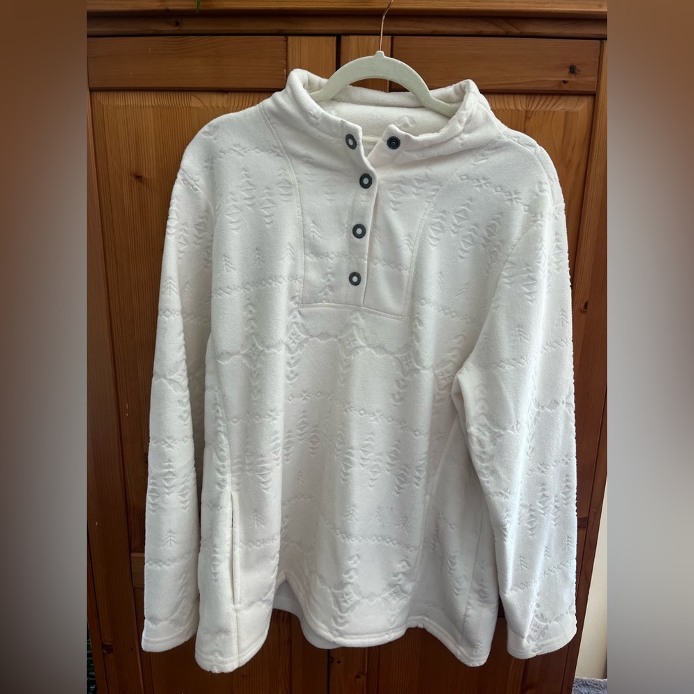 Cute thermal long sleeve , 4 button down with pockets . Super comfy.
